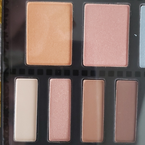 Urban Memory Eyeshadow Palette - Picture 3 of 5